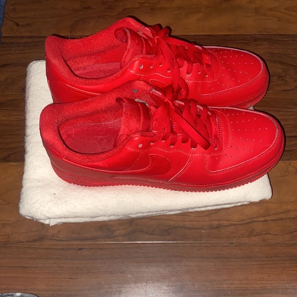 I am selling my Air Force 1 /All Red that are in Mint Condition, comes with box. - Picture 4 of 5